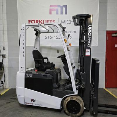 2017 UNICARRIERS TX30N:Electric Forklift - Counterbalance